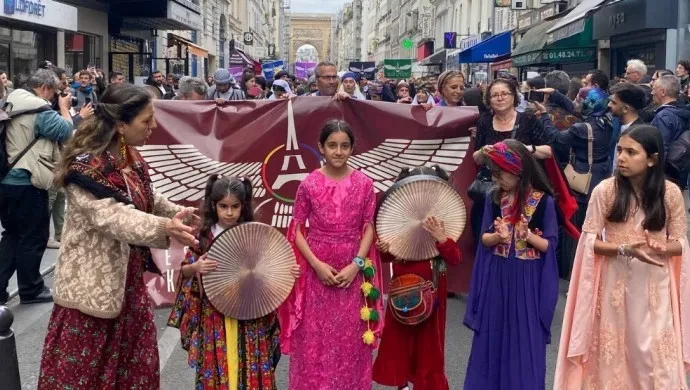 Paris’te Kürt Kültür Festivali Renkli Görüntülerle Başladı